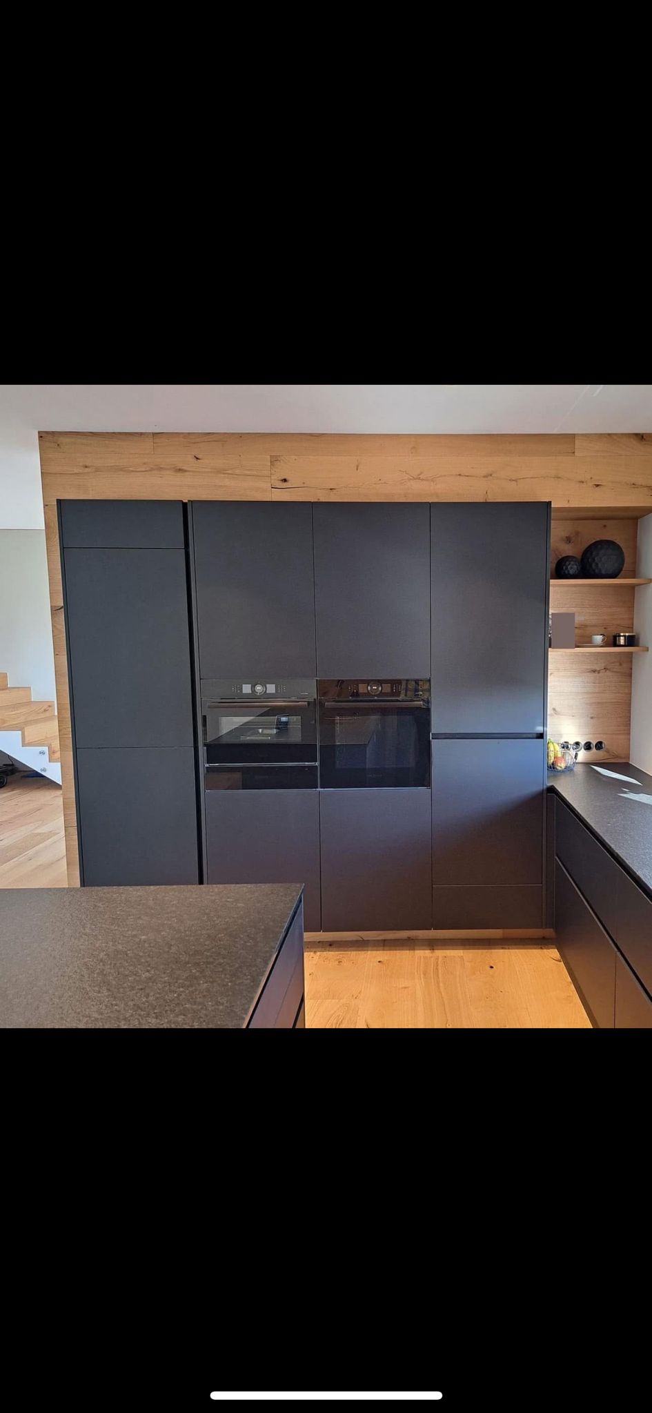 Cuisine grise anthracite avec habillage chêne et électroménager intégré, Suisse romande